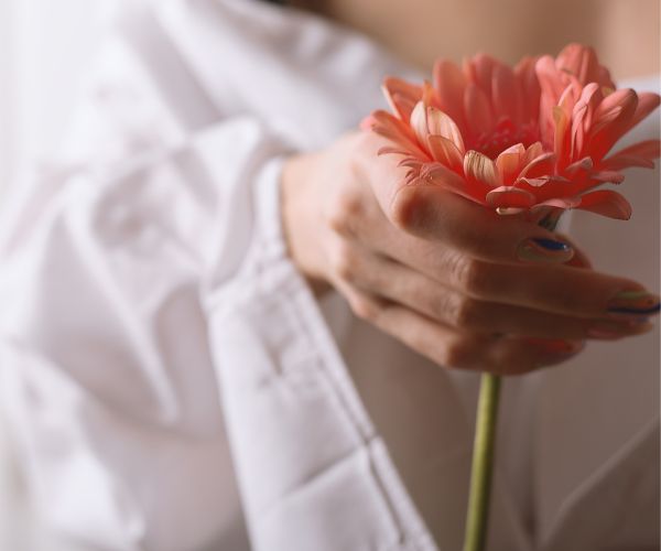 花と向き合う女性手元